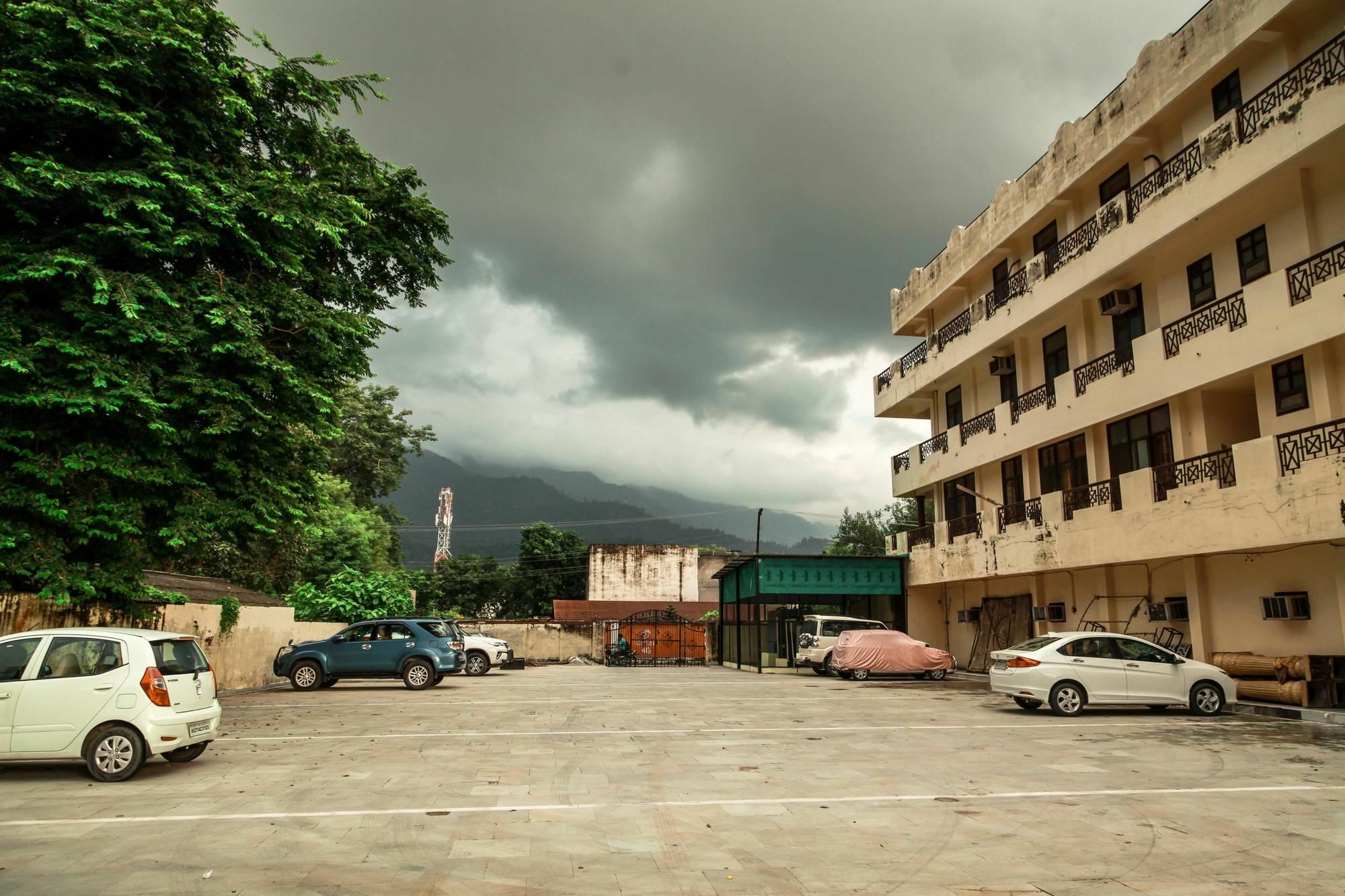 Hotel Neeraj Bhawan- Triveni Ghat Rishīkesh Zewnętrze zdjęcie
